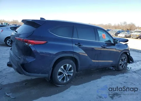 2021 Toyota Highlander Xle z USA, uszkodzony, nr VIN 5TDGZRBH5MS107592